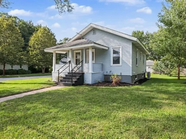327 Lewis St NE, Rockford, MI 49341