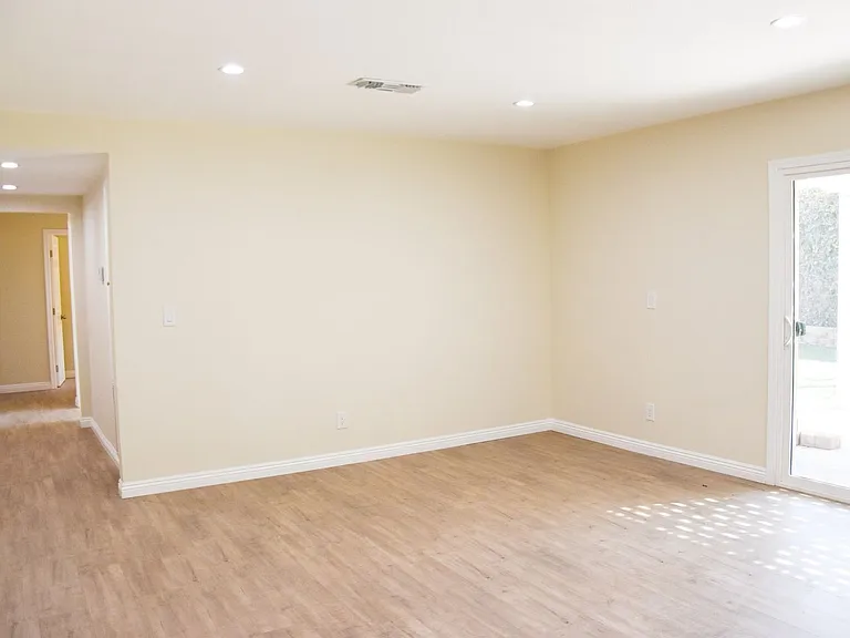 2318 E Coolidge Ave — Photo 10