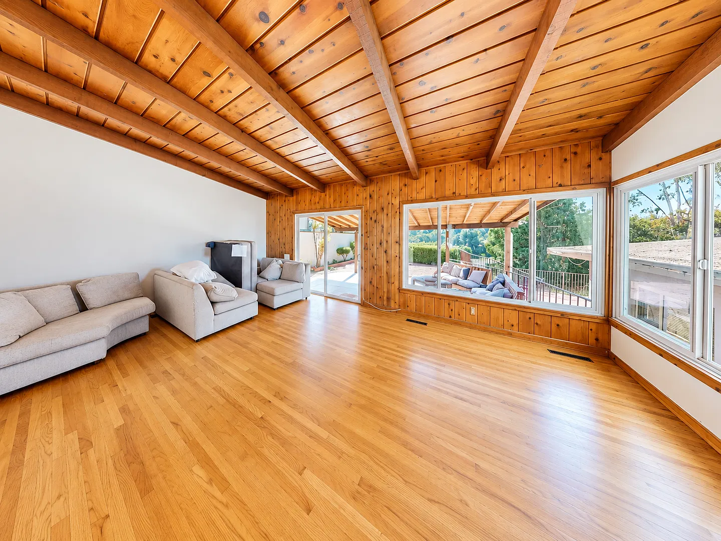 5 Rooms (4BD + Large "Den"), Covered Patio! — Photo 4