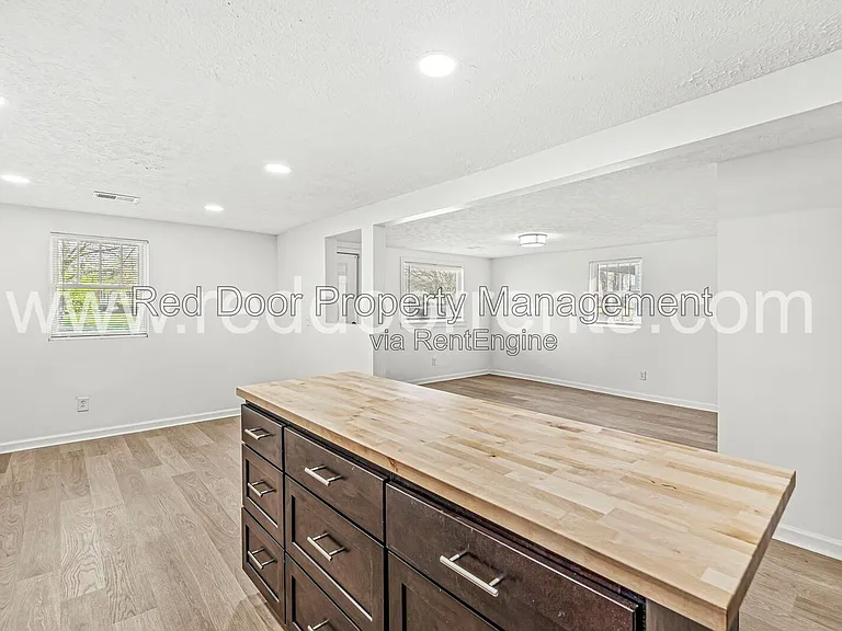 1037 W 30th St — Photo 12