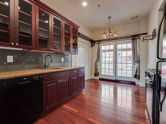 2nd image of 880 Summit Ave Unit 2