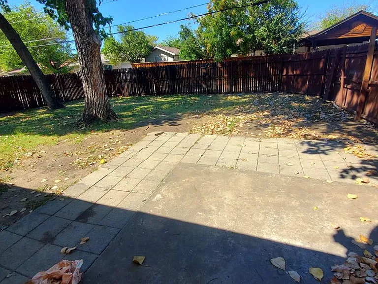 3025 Lambert Dr — Photo 2