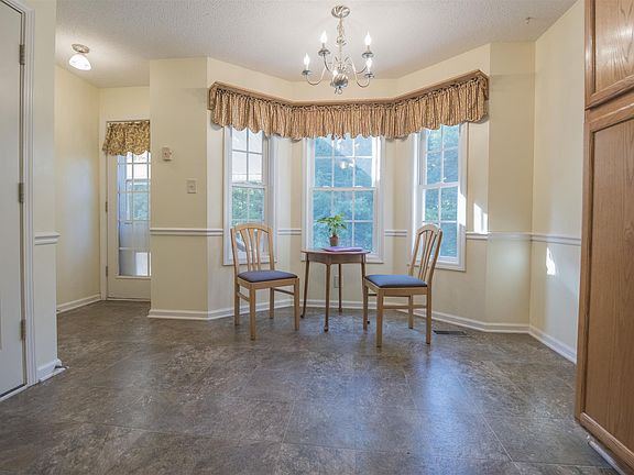 5th image of 996 Garfield Way