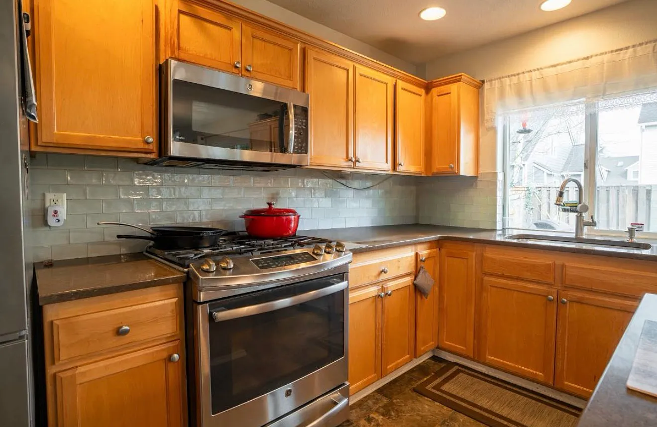 4 bed, 2.5 bath, 2303 sqft, $1,100 — Photo 2