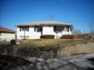8310 Parker Ct, Omaha, NE 68114