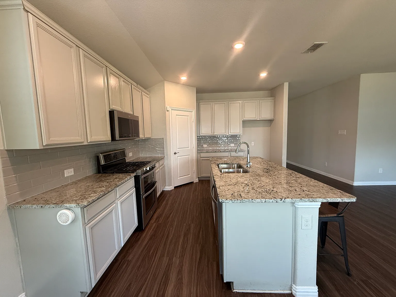 4 bed, 2226 sqft, $2,575 — Photo 3