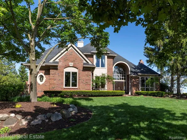 966 McDonald Dr, Northville, MI 48167