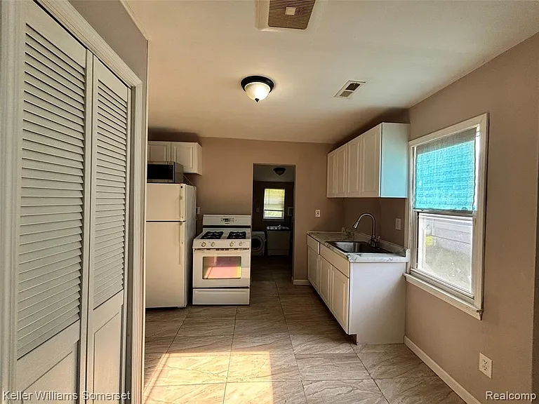7275 Chalmers Ave — Photo 5