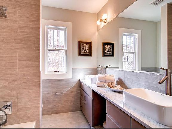 upstairs bathroom with shower/tub