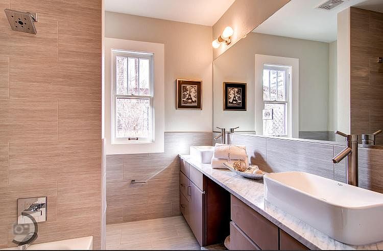 upstairs bathroom with shower/tub