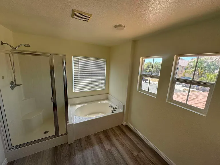 1070 Hawthorne Dr — Photo 14