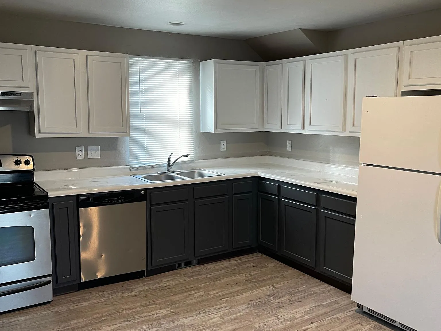 6 bed, 2200 sqft, $4,391 — Photo 2