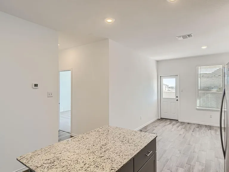140 Bennington Dr — Photo 15