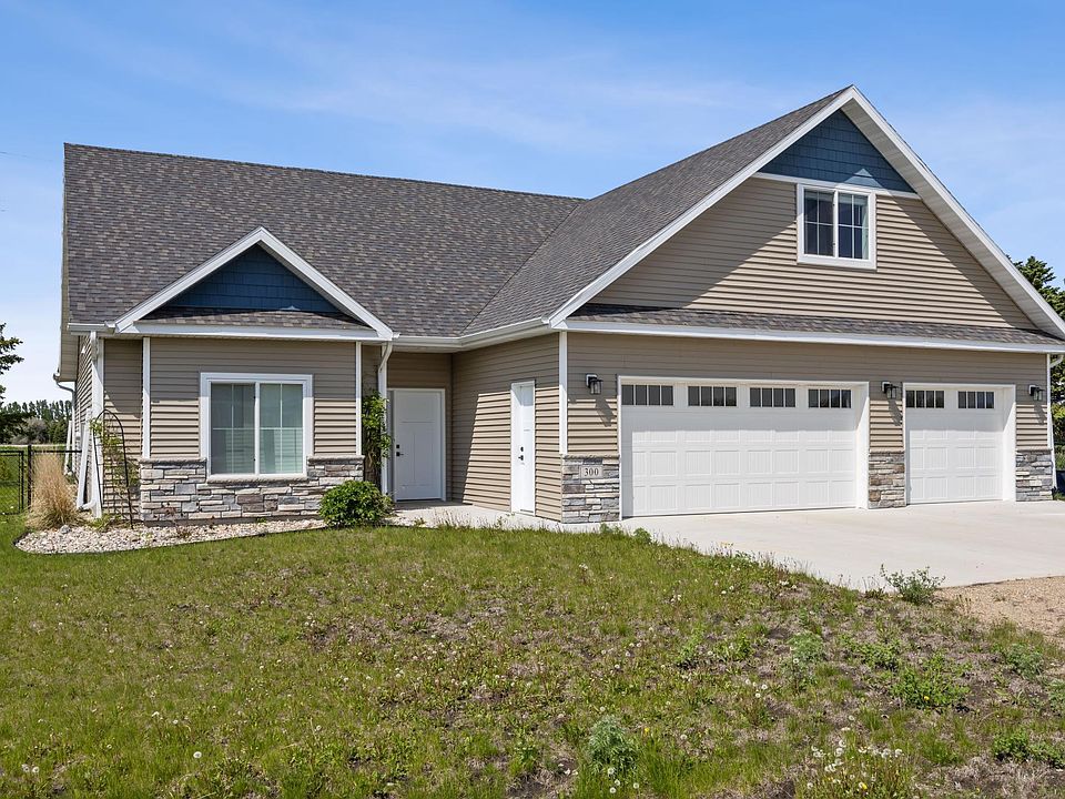 1st image of 300 Pine Dr