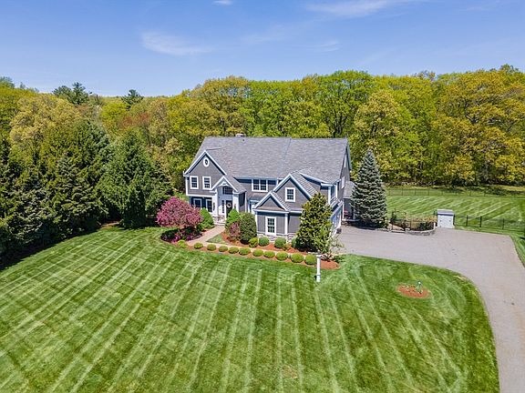 3rd image of 4 Nipmuc Ln