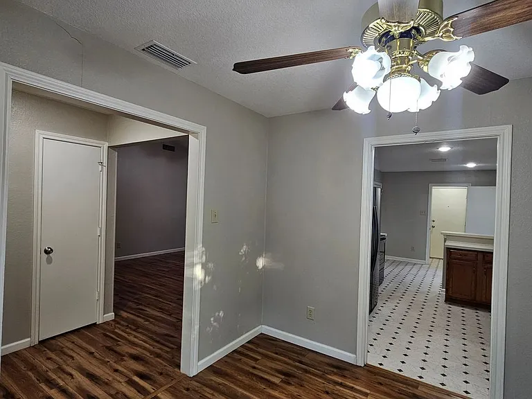 1402 Sheppard Ln — Photo 7