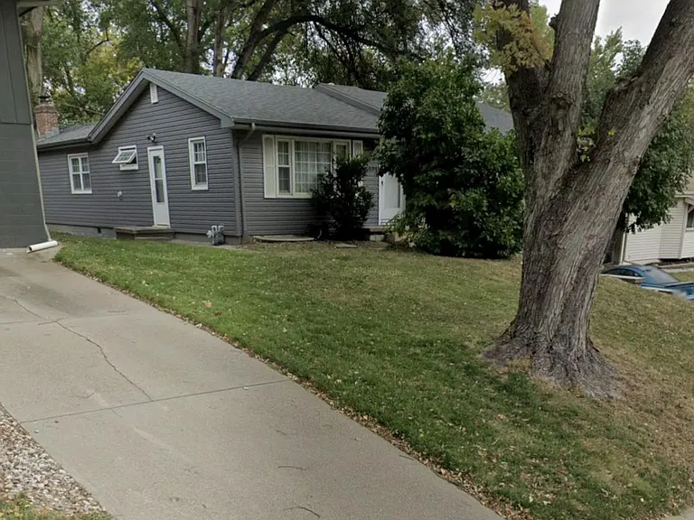 404 Robinson Ave — Photo 2