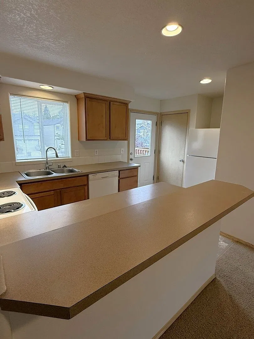 3 Bed / 3 Bath Updated Townhome | Garage + Fenced Yard | Half Off 2nd Month! — Photo 3
