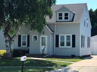 1113 Dewey St, Manitowoc, WI 54220