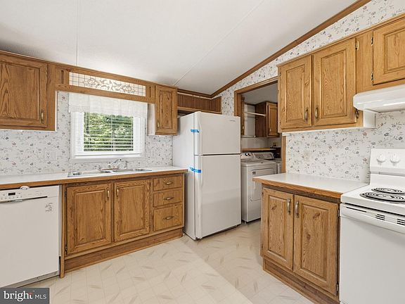 5th image of 15420 Hartman Dr