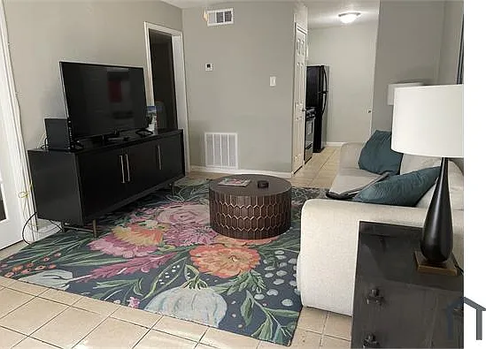 3 bed, 1000 sqft, $2,000 — Photo 2