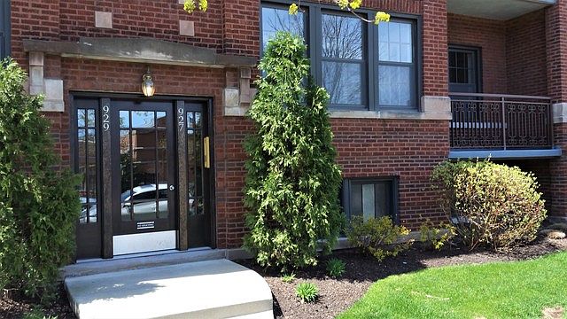 1st image of 927 Clarence Ave APT 1
