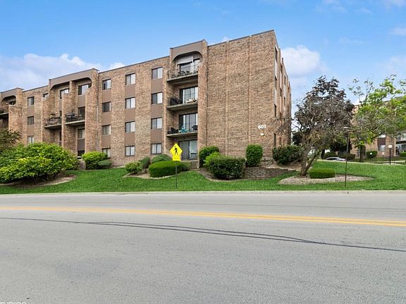 3rd image of 601 W Huntington Commons Rd APT 305