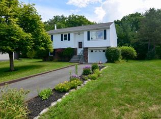 18 Mazurki Ct, Cohoes, NY 12047