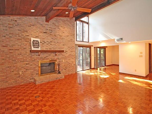 5th image of 11 W Village Dr