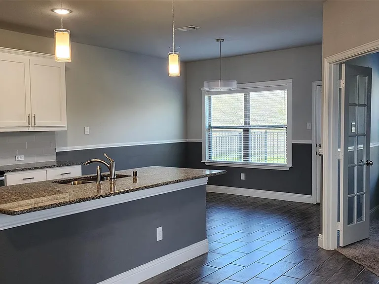 702 Amber Dr — Photo 7