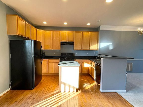 4th image of 505 Edmonton Ter NE