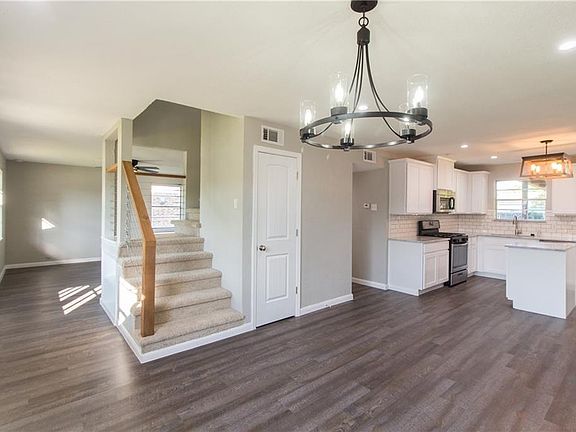 4th image of 221 Appaloosa Dr