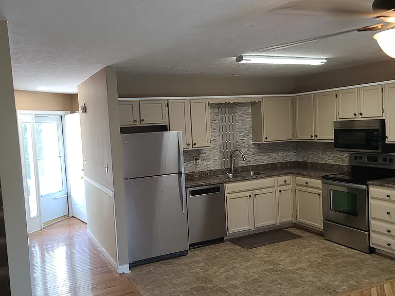 1526 Old Oak Ln — Photo 3