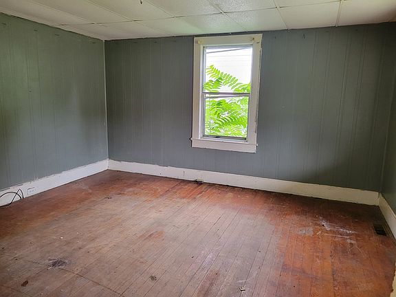 3rd image of 107 Warren Ct