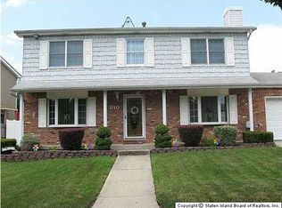 810 Drumgoole Rd W, Staten Island, NY 10312