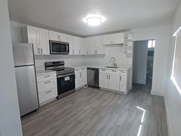 24 SW 13th St #1-5 — Photo 3