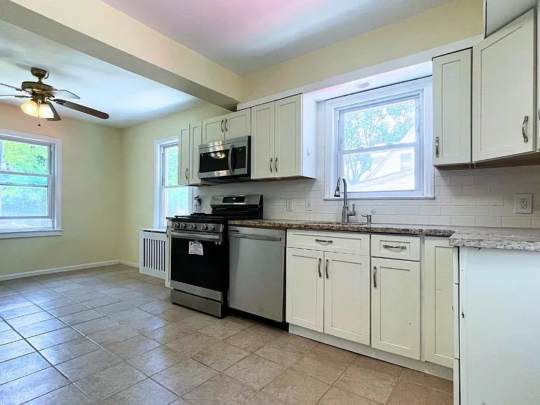408 Ryders Ln — Photo 6