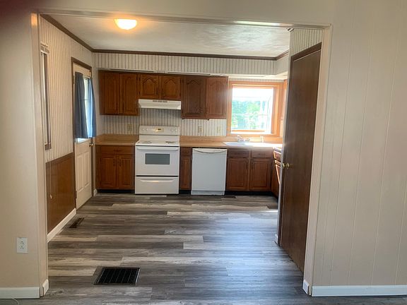 Eat-in Kitchen with Stove, Dishwasher and Fridge Provided