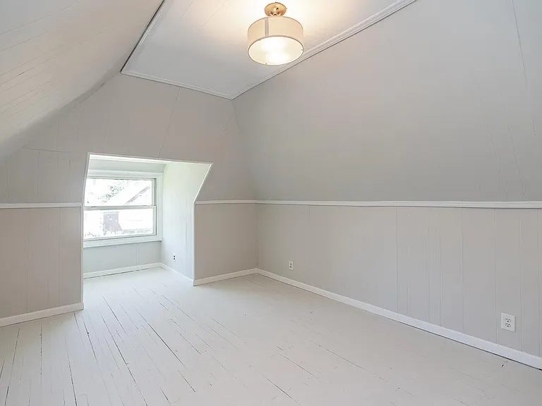 2435 Summit St — Photo 41