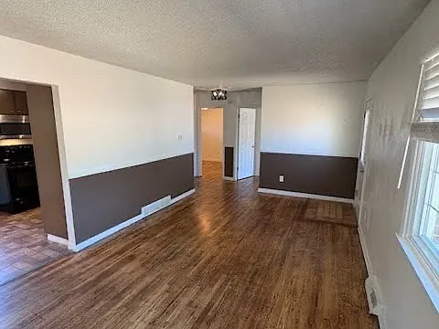 3 bed, 1800 sqft, $2,095 — Photo 3