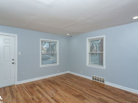 3rd image of 10228 S Hoxie Ave