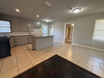 3rd image of 4005 45th St