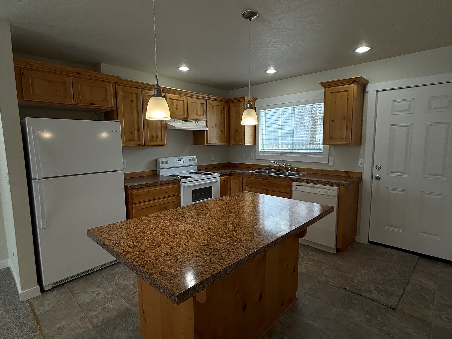 2 bed, 963 sqft, $1,950 — Photo 3