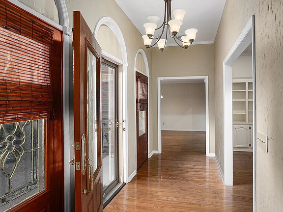 5th image of 214 Oakview St