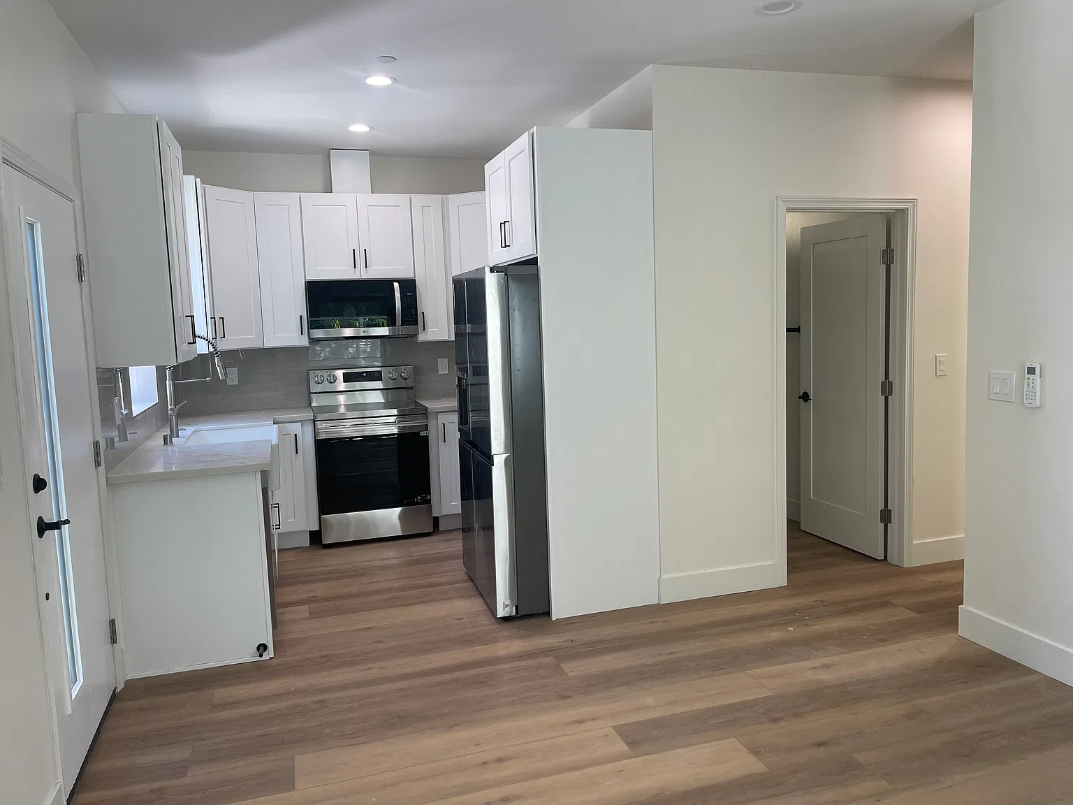 3 bed, 850 sqft, $3,550 — Photo 3
