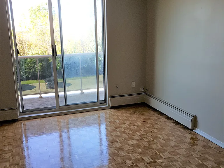 150 Paisley Blvd W — Photo 18