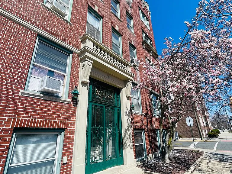 863 Avenue C — Photo 13