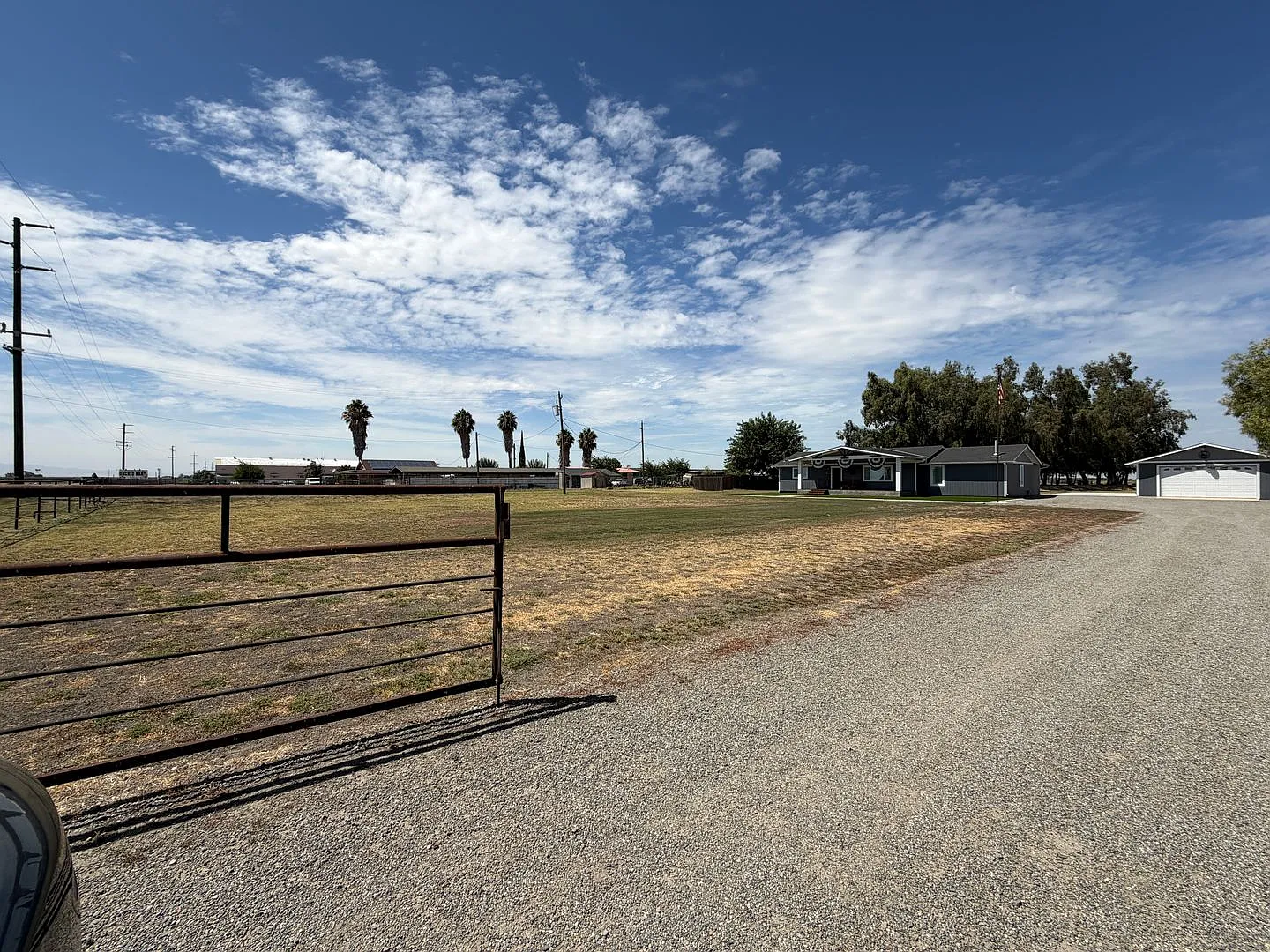Beautiful Fully Furnished Remodeled Ranch Home on 1.84 Acres — Photo 3