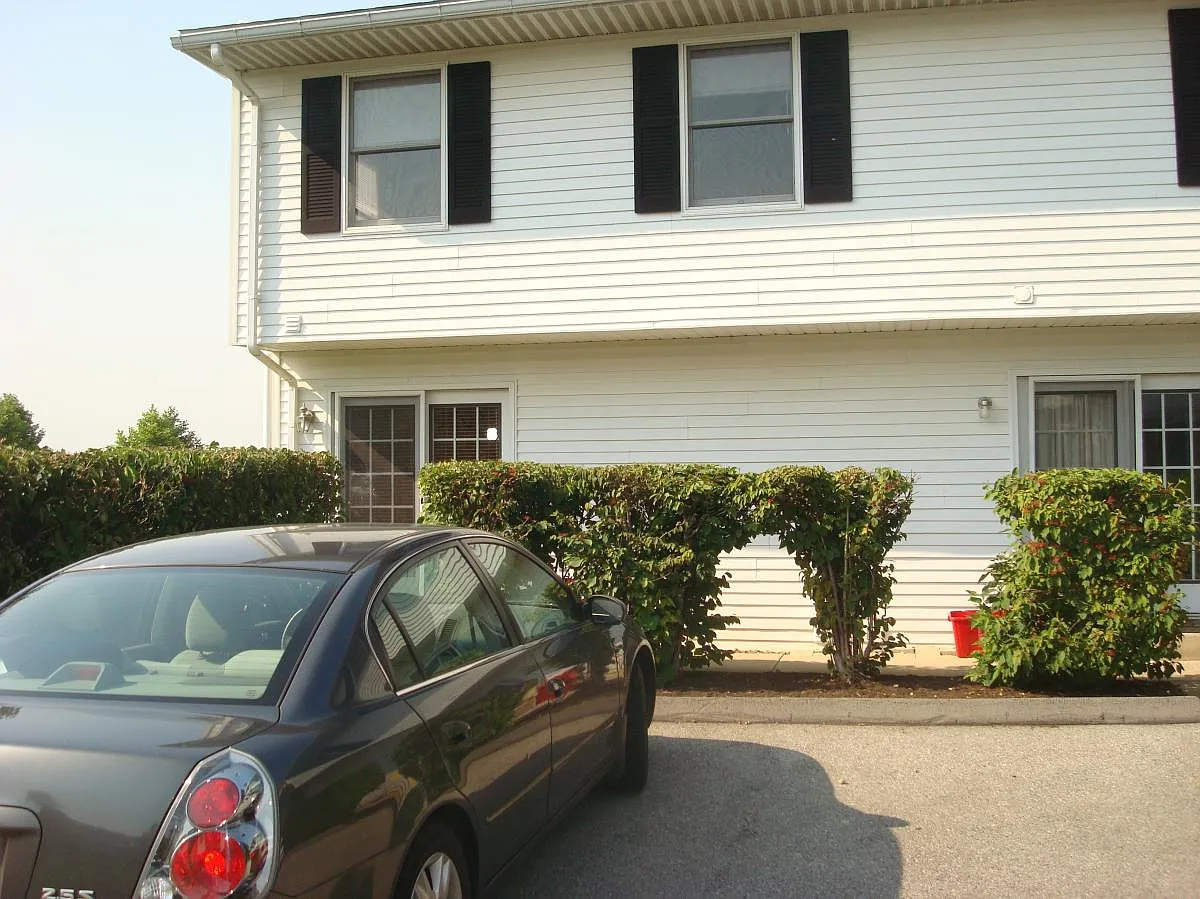 3 bed, 2.5 bath, 1800 sqft, $2,100 — Photo 2