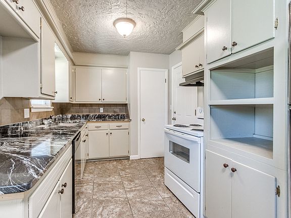 5th image of 208 Thompson Dr